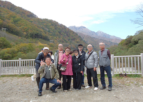 八海山をバックに参加者集合写真