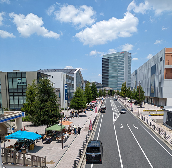 駅前連絡通路よりリコービル方面を望む