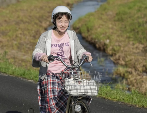 朝ドラの一場面　自転車のヘルメット通学用ですね